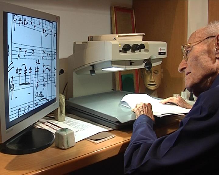 Photo of the Israeli Composer Eitan J. Tal who suffers with AMD.
